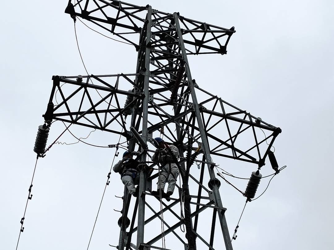 工作服外套上防护服 四川内江电力工人爬上高压塔完成输电抢修作业插图