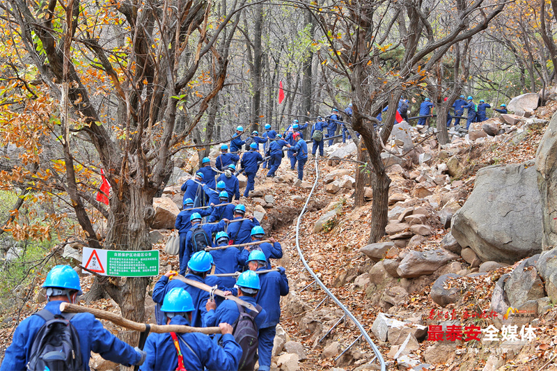 200余名电力“挑山工”肩扛手拽运送电缆上山插图