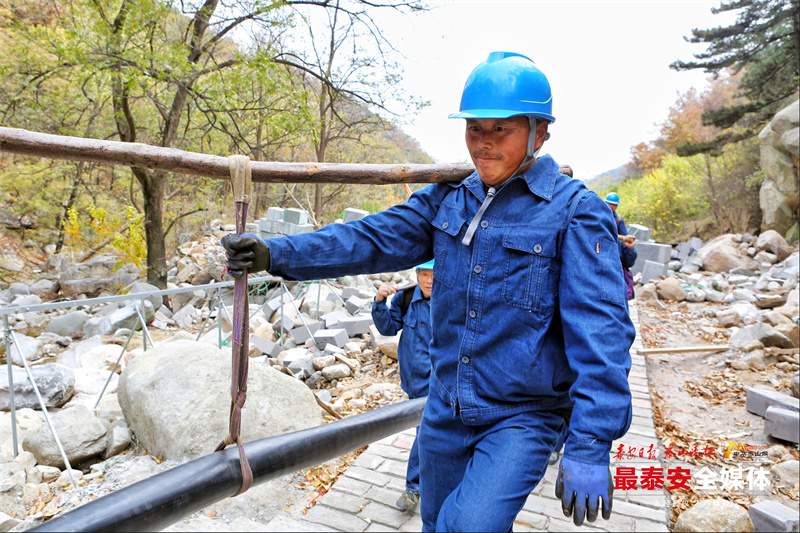 200余名电力“挑山工”肩扛手拽运送电缆上山插图6