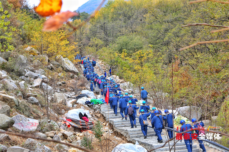 200余名电力“挑山工”肩扛手拽运送电缆上山插图8