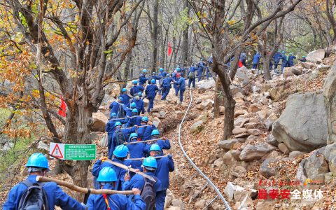 200余名电力“挑山工”肩扛手拽运送电缆上山